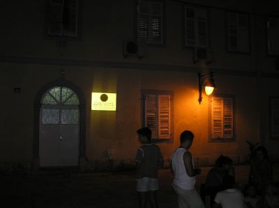 I närheten av klockstapeln.